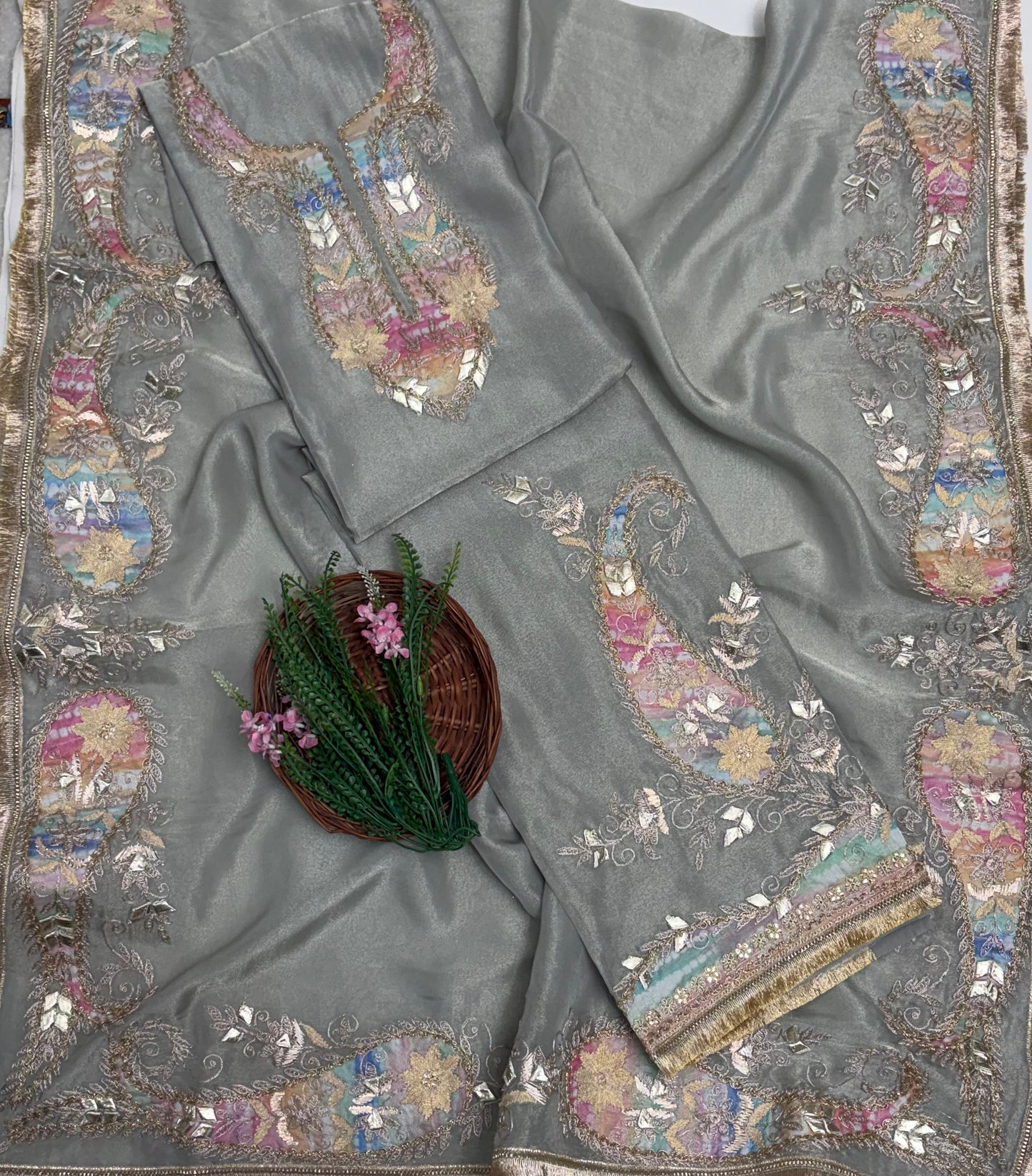 चिनॉन क्रेप ग्रे सूट फैब्रिक / फूलों का घर