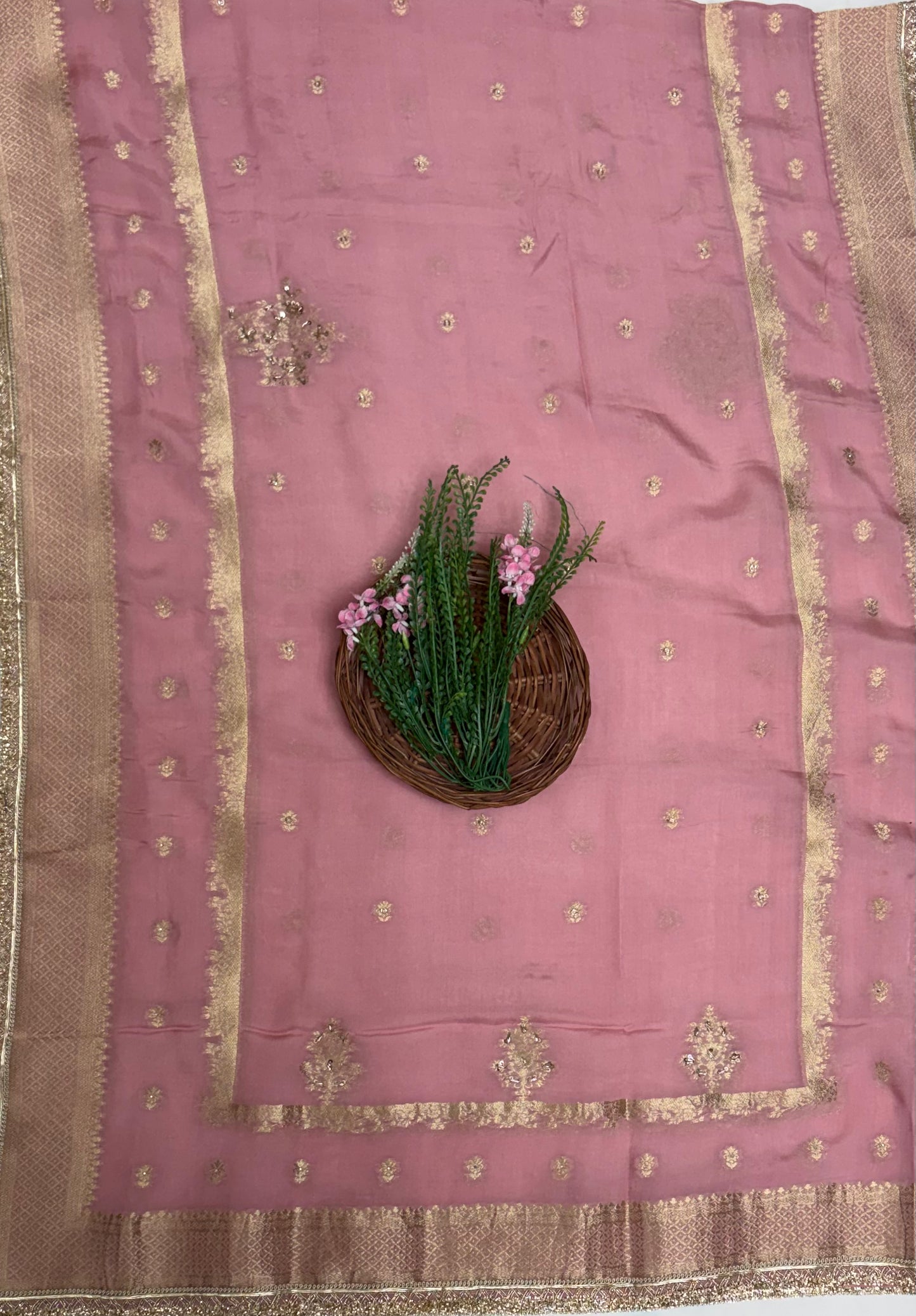चिनॉन क्रेप ग्रे सूट फैब्रिक / फूलों का घर