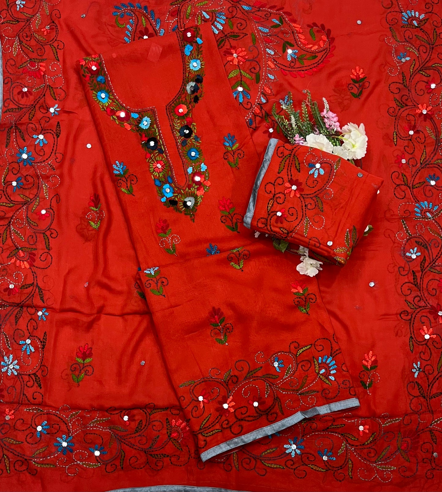 चिनॉन क्रेप ग्रे सूट फैब्रिक / फूलों का घर