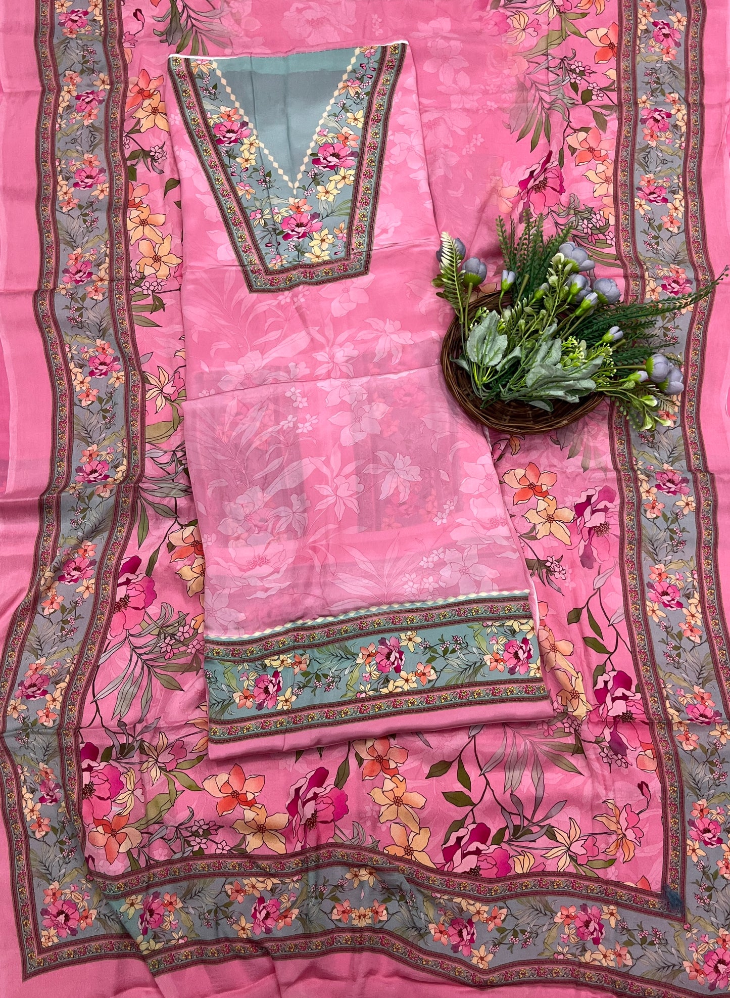 548A Crepe Pink Suit Fabric / Crepe Suits