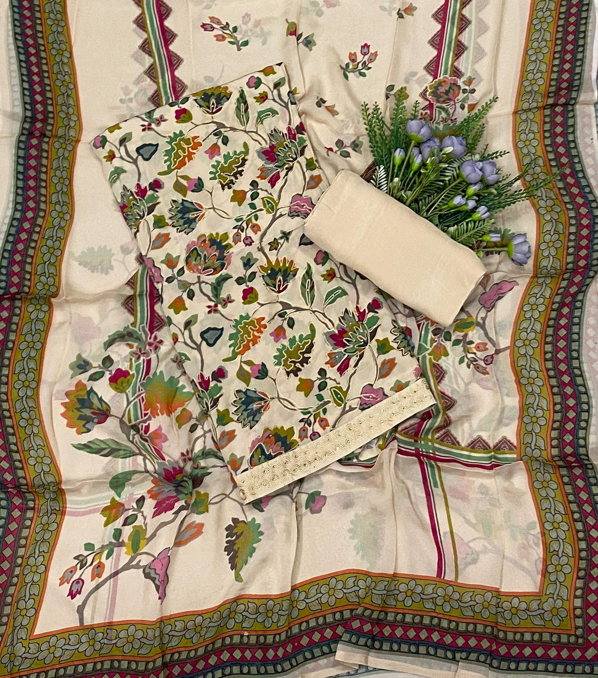 624C Crepe Aari Embroidery Cream Suit Fabric / CKC Crepe Suits
