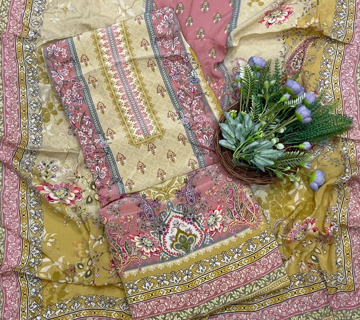 965D Crepe Off White With Yellow Suit Fabric / CKC Crepe Suits